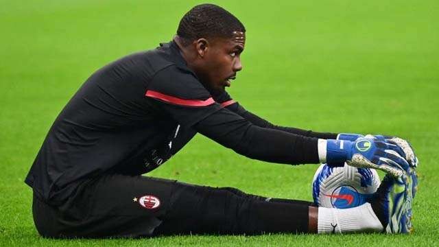 Penjaga gawang AC Milan asal Prancis, Mike Maignan, melakukan pemanasan sebelum pertandingan sepak bola Serie A Italia antara AC Milan dan Juventus. (Foto:AFP/TRTWorld)