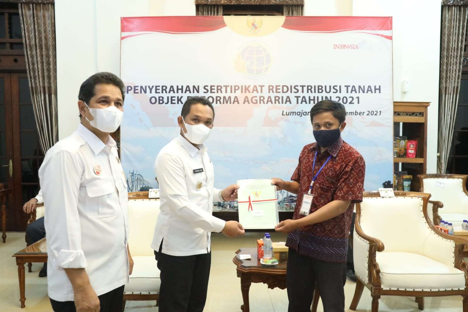 H. Thoriqul Haq, M.ML, Bupati Lumajang saat menyerahkan sertipikat secara simbolis (Foto : Humas-Kominfo Lumajang)