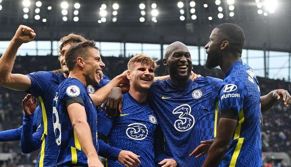 Timo Werner bermain bersama dengan Romelu Lukaku saat Chelsea vs Tottenham. (Foto: Twitter/@ChelseaFC)