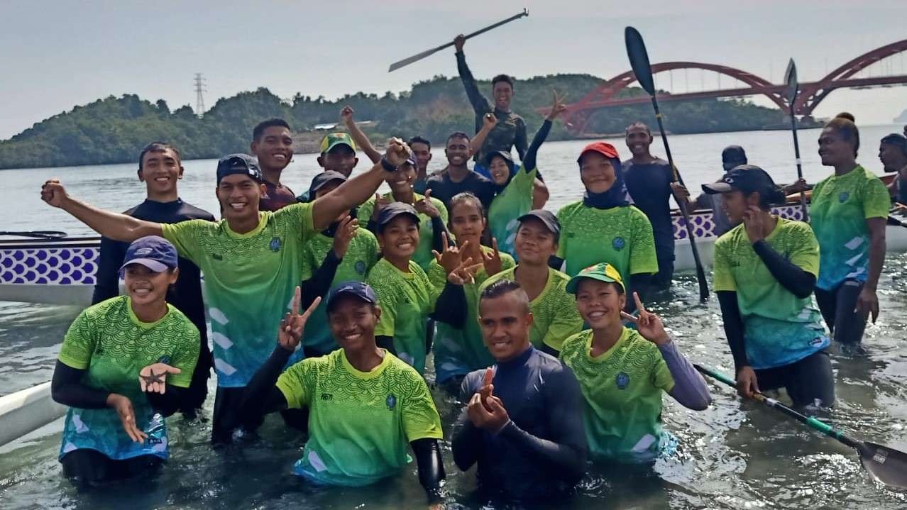 Tim Dayung Jatim usai adaptasi di Teluk Yotefa, Kota Jayapura. (Foto: Istimewa)