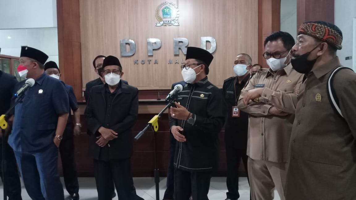 Walikota Malang, Sutiaji saat memberikan keterangan pers terkait dugaan pelanggaran PPKM di Gedung DPRD Kota Malang (Foto: Lalu Theo/ngopibareng.id)