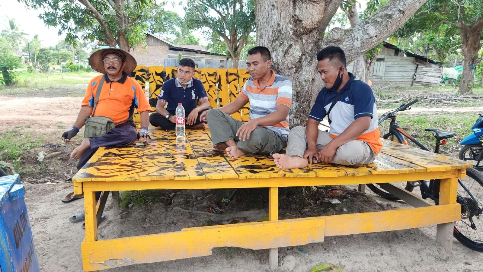 Beberapa warga transmigran asal Jawa Timur ngumpul di tempat penginapan wartawan di Kediaman Agus Sunarya di SP2, Distrik Tanah Mirik, Merauke. (Foto: Fariz Yarbo/Ngopibareng.id)