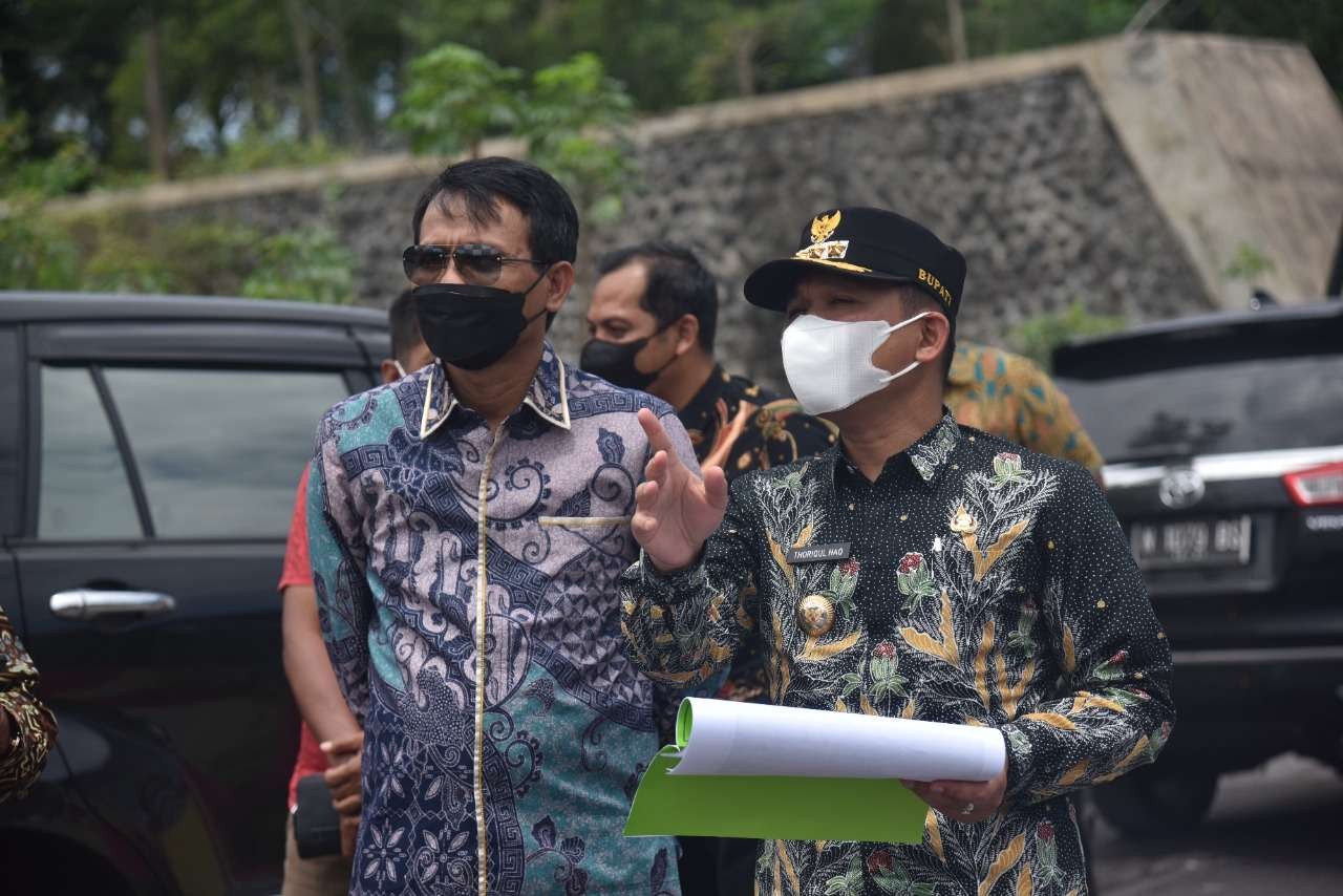 Direktur Koordinasi Supervisi III KPK RI Brigjen Pol Bahtiar Ujang Purnama (kiri) dan Bupati Lumajang H. Thoriqul Haq, M.ML (kanan), (Foto : Humas-KominfoLumajang)