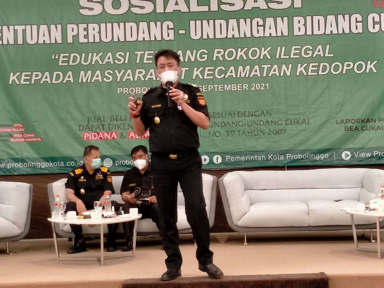 Narasumber dari Kantor Pengawasan dan Pelayanan Bea dan Cukai Tipe Madya Pabean C Probolinggo sedang menyampaikan sosialisasi soal cukai rokok. (Foto: Ikhsan Mahmudi/Ngopibareng.id)