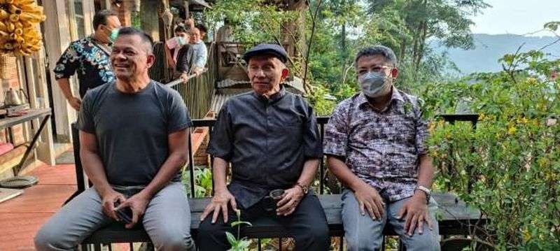 Amien Raisdan sejumlah tokoh nasional mendatangi rumah Rocky Gerung. (Foto: Istimewa)