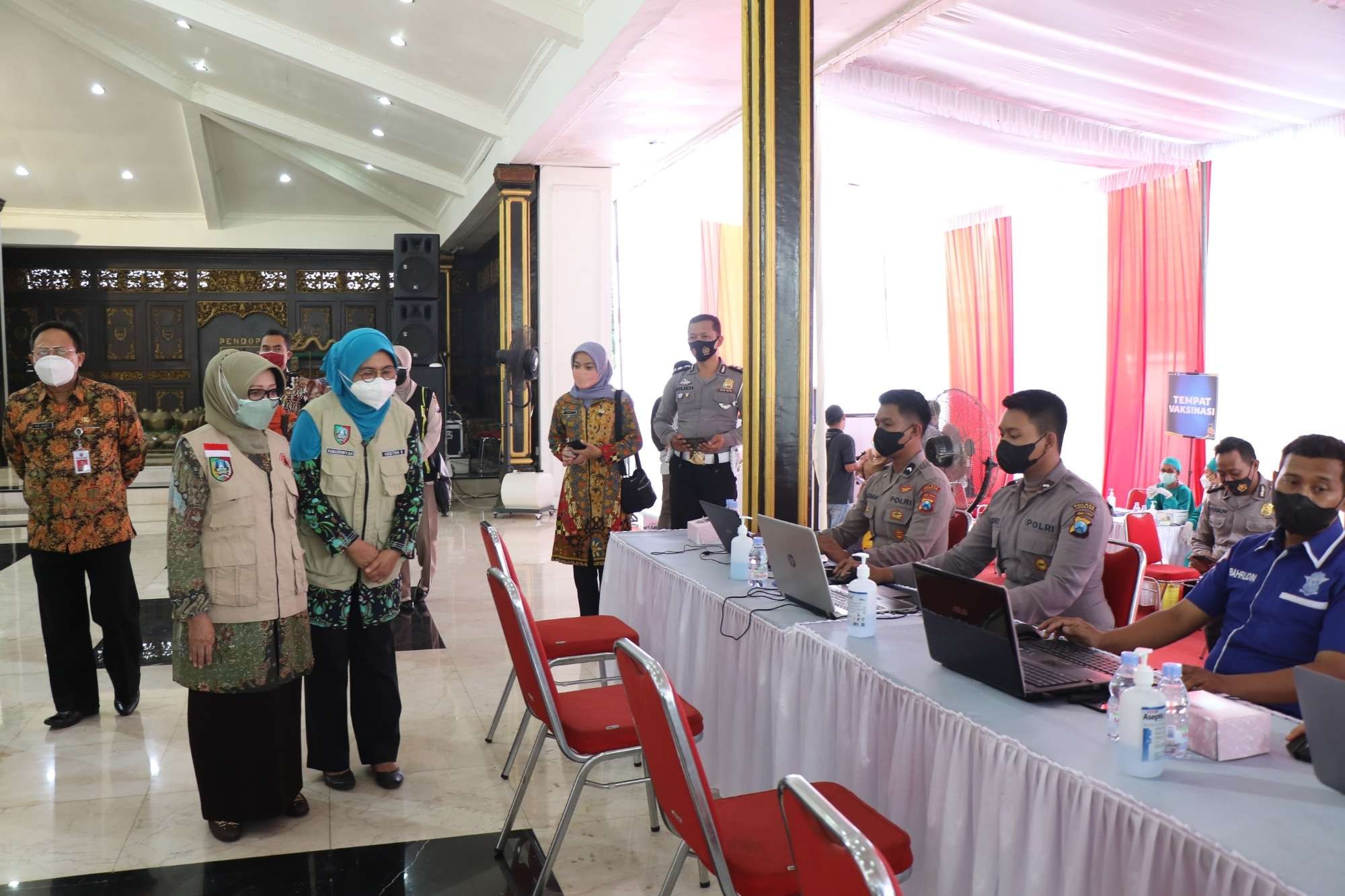 Bupati Mundjidah Wahab saat meninjau vaksinasi di pendopo yang digelar Satlantas Polres Jombang. (Foto: Istimewa)