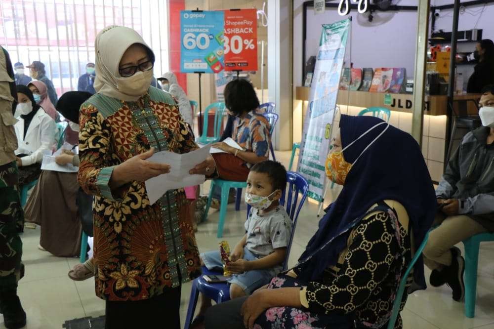 Bupati Mundjidah Wahab memantau pelaksanaan vaksinasi di Linggajati Plaza, Minggu 19 September 2021. (Foto: Istimewa)