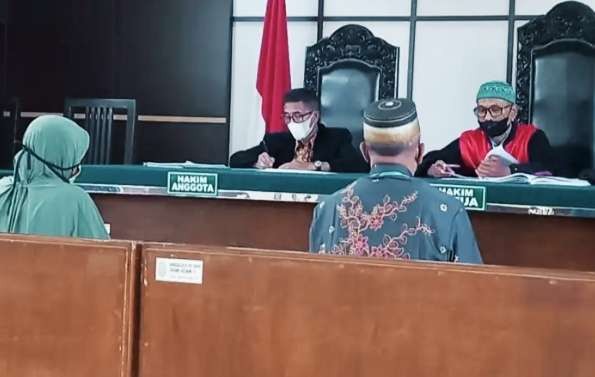 Kadisdikbud Bondowoso Sugiono Eksantoso dan guru perempuan saat sidang vonis pelanggaran tindak pidana prokes Covid-19 di PN Bondowoso. (Foto: Guido Saphan/Ngopibareng.id)