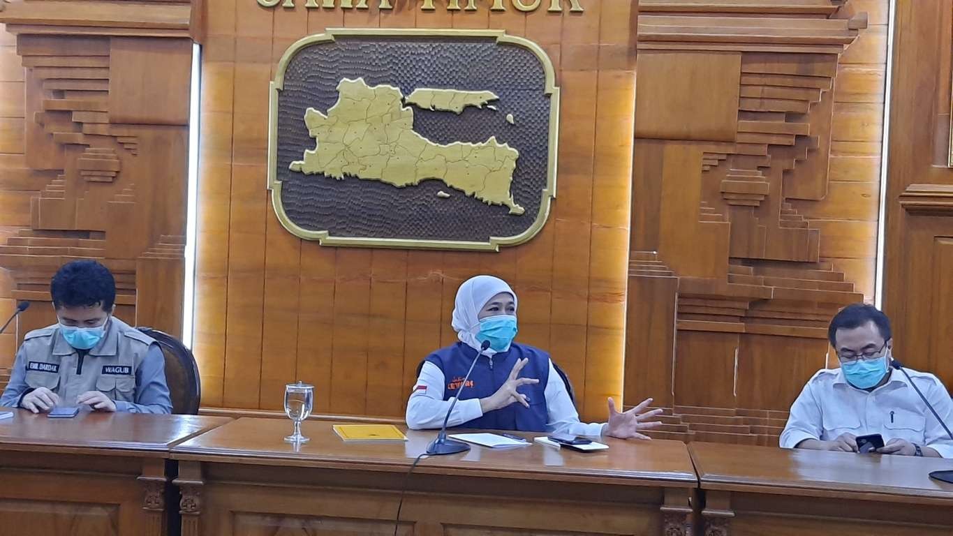 Gubernur Jawa Timur Khofifah Indar Parawansa, saat melakukan konferensi pers di Gedung Negara Grahadi. (Foto: Alief Sambogo/Ngopibareng.id)