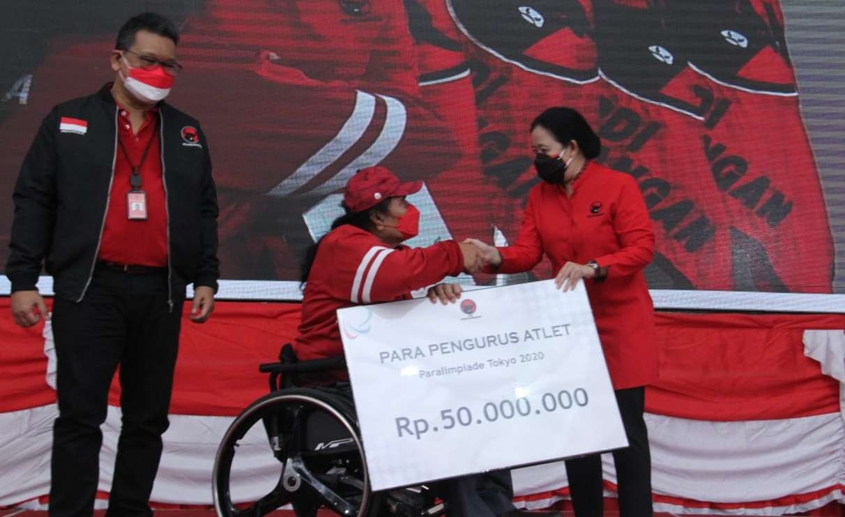 Wakil Ketua Umum  DPO PDI Perjuangan serahkan penghargaan. Untuk atlet Pralimpiade Tokyo ( foto: istimewa )