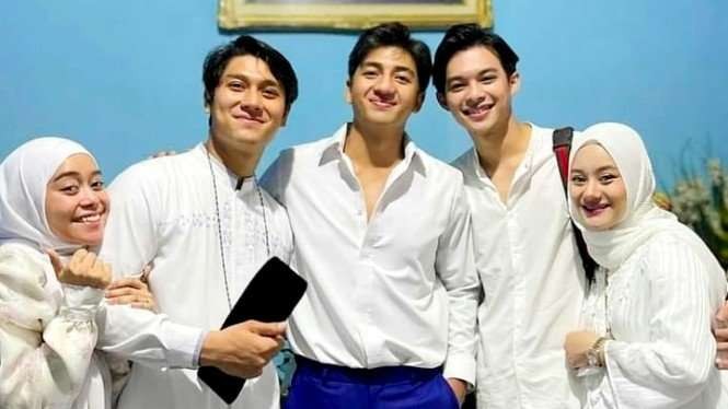 Momen foto bersama pasangan Lesti dan Rizky Billar bersama sahabatnya, Haris Vriza dan pasangan Rey Mbayang-Dinda Hauw. (Foto: Instagram)