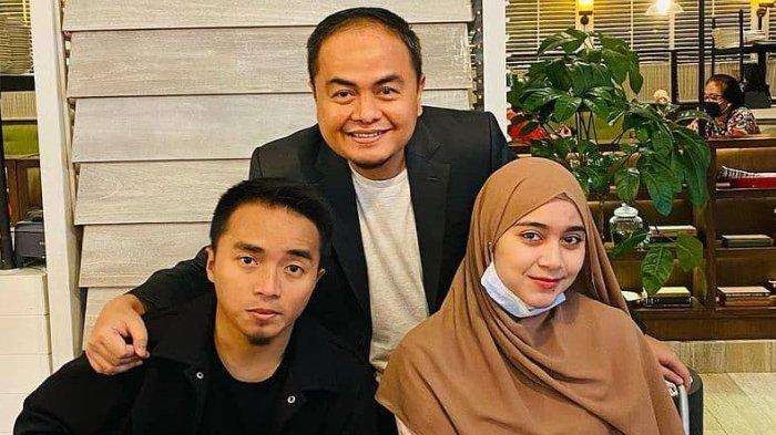 Mansyardin Malik (tegah) bersama putranya, Taqy Malik dan istri. (Foto: Instagram)