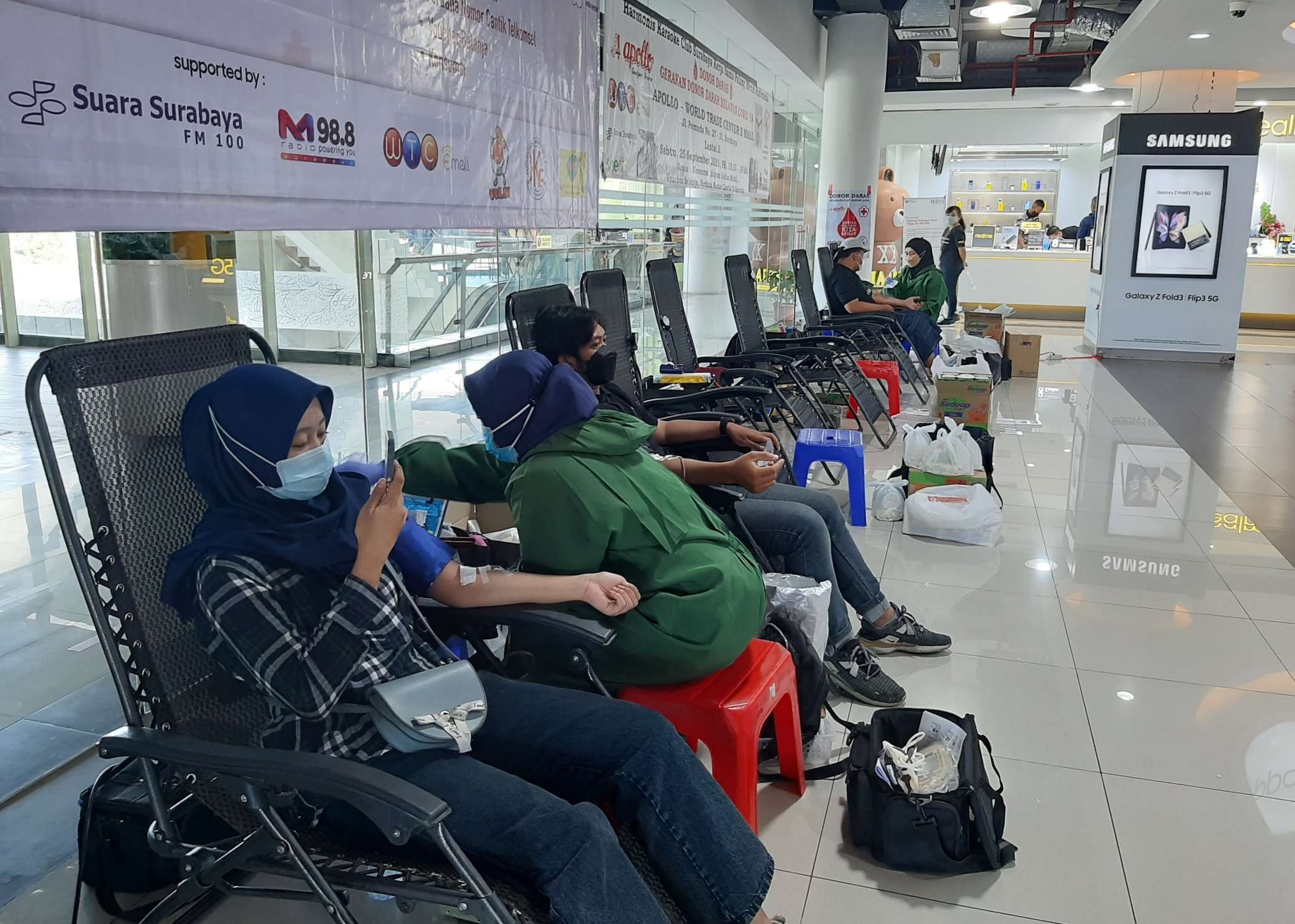 Acara donor darah yang diselenggarakan Apollo Gadget Store di WTC Surabaya. (Foto: Pita Sari/Ngopibareng.id)