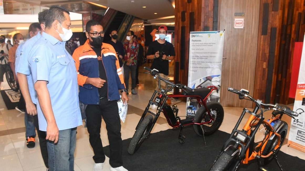 Ketua Umum IMI Bamsoet kagumi adilmotor listrik anak muda. (Foto: Istimewa)