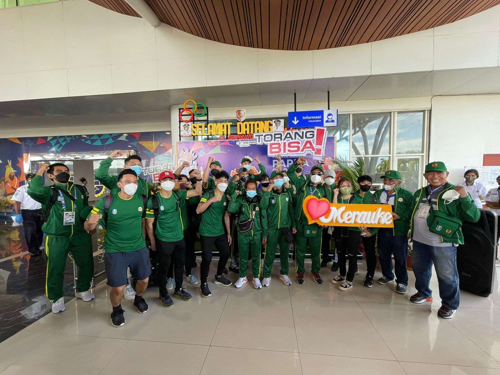 Tim Wushu Jatim saat tiba di Bandara Mopah, Merauke, Sabtu 25 September 2021. (Foto: KONI Jatim)