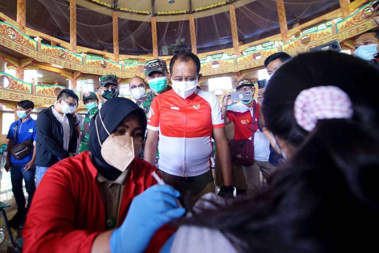 Armuji pantau vaksinasi di Kenjeran. (Foto: Tim Wawali Surabaya untuk Ngopibareng.id)