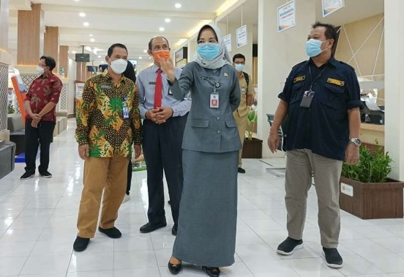 Kepala Dinas PMPTSP, Kristiana Ruliani (tengah) dalam sebuah acara di Pemkab Probolinggo. Rumah pribadinya di Permahan Kalirejo digeledah KPK. (Foto: Istimewa)