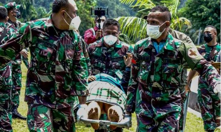 Dokumentasi prajurit TNI AD menggotong tenaga kesehatan korban penyerangan gerombolan bersenjata usai dievakuasi menggunakan helikopter TNI AD di Lapangan Frans Kaisepo, Markas Kodam XVII/Cenderawasih, Jayapura, Papua, Jumat (17/9/2021). Sembilan dari 11 tenaga kesehatan Puskesmas Kiwirok, pada Senin 13 September 2021 di evakuasi ke Jayapura untuk dirawat di RS Marthen Indey, Jayapura. (Foto: Antara/Indrayadi TH)