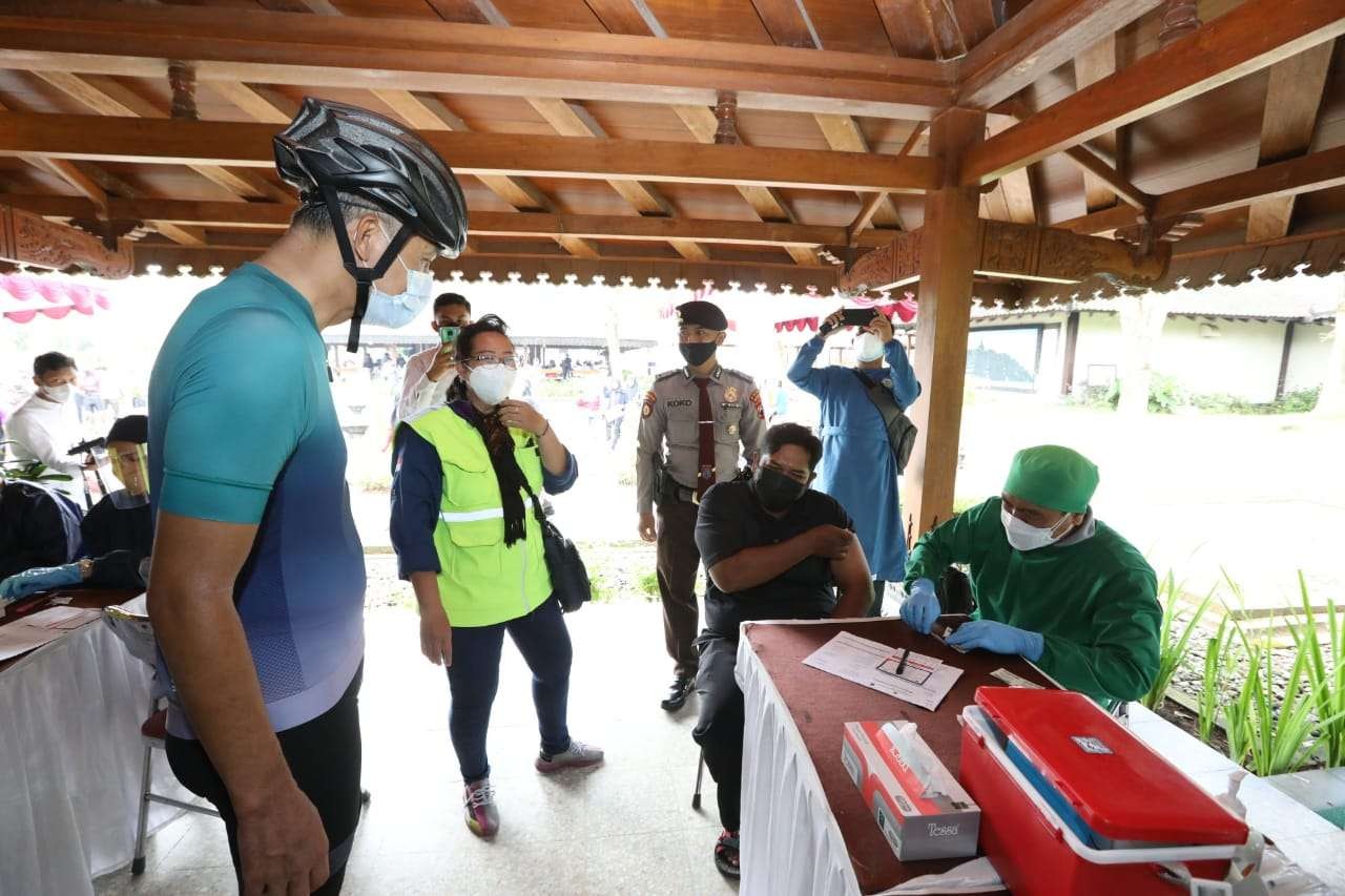 Gubernur Jawa Tengah Ganjar Pranowo saat memantau vaksinasi massal di beberapa titik antara lain Candi Borobudur, Desa Wisata Wanurejo dan Balkondes Duta Menoreh Tanjungsari.