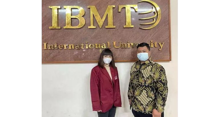 DJ Dinar Candy pose di kampus baru dengan mengenakan jas almamater. (Foto: Instagram)