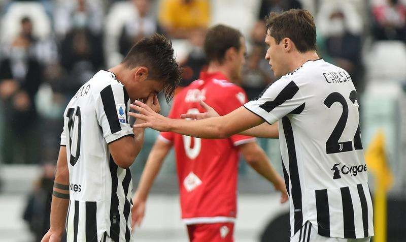 Paulo Dybala meneteskan air mata setelah ditarik keluar karena cedera. (Foto: Reuters)