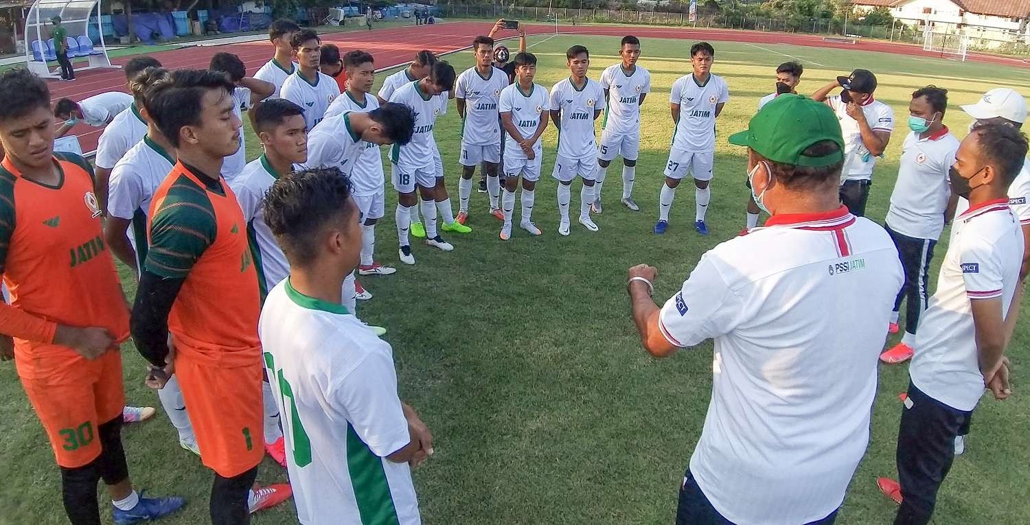 Tim Sepak Bola Jatim menjalani latihan terakhir jelang pertandingan melawan Sulsel di Stadion Mahacandra Universitas Cendrawasih, Jayapura, Minggu 26 September 2021. (Foto: KONI Jatim)