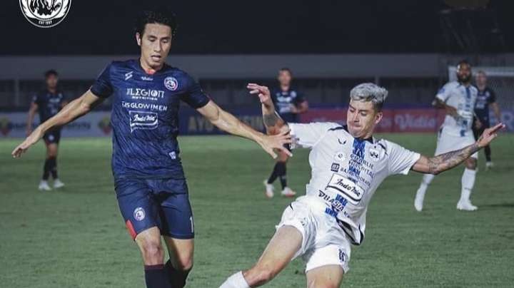 Pemain Arema FC, Hanif Sjahbandi (kiri) saat menjalani laga kontra PSIS Semarang. (Foto: Instagram: @aremafcofficial)