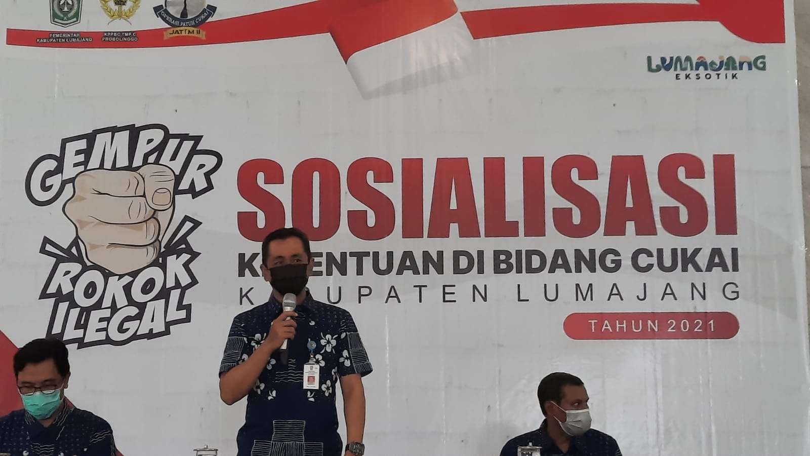 Yoga Pratomo, S.STP, Kepala Dinas Komunikasi dan Informatika Kabupaten Lumajang saat melaksanakan sosialisasi ketentuan di bidang cukai (Foto : Humas-KominfoLumajang)