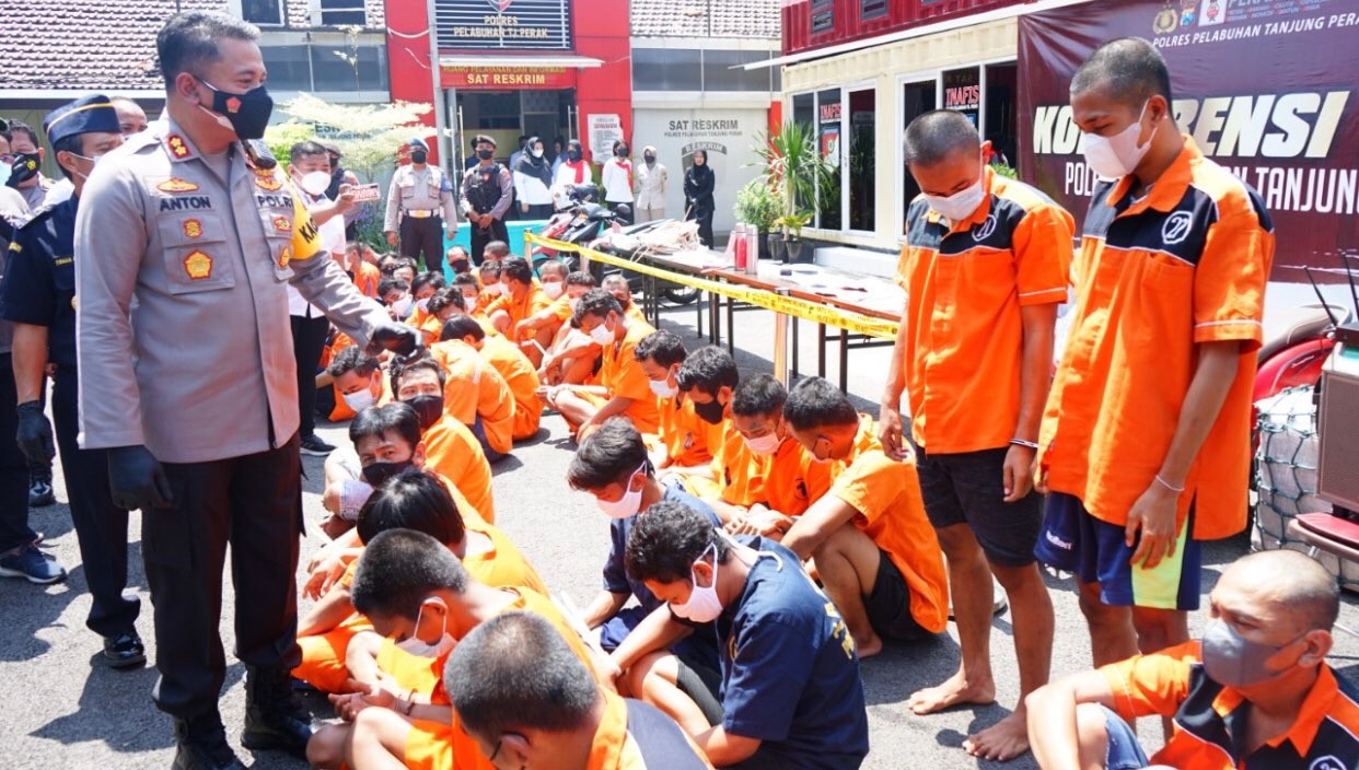 Para tersangka saat berada di Mapolrestabes Pelabuhan Tanjung Perak (Foto: istimewa)