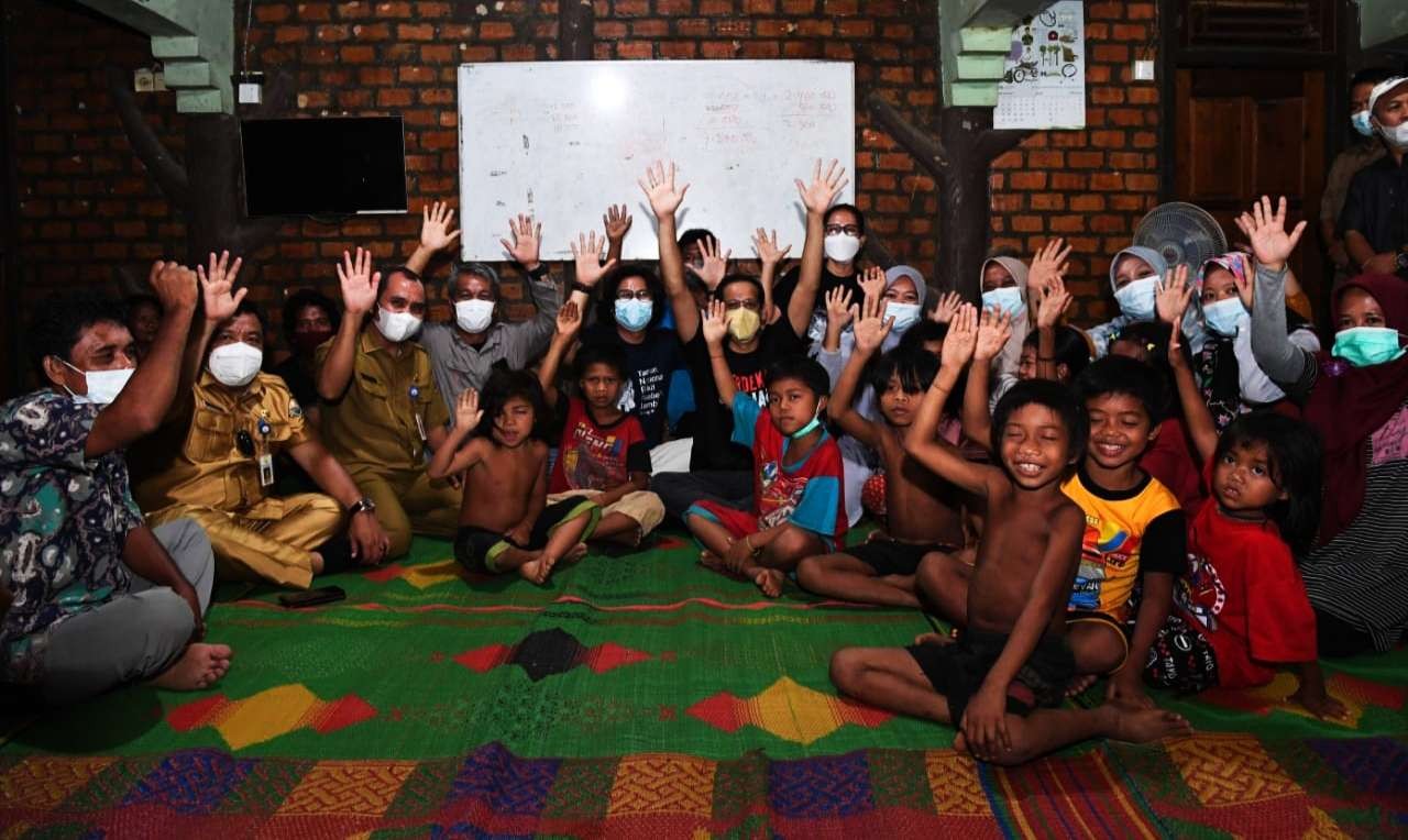 Mendikbudristek Nadiem Makarim bersama Suku Anak Dalam. (Foto: Istimewa)