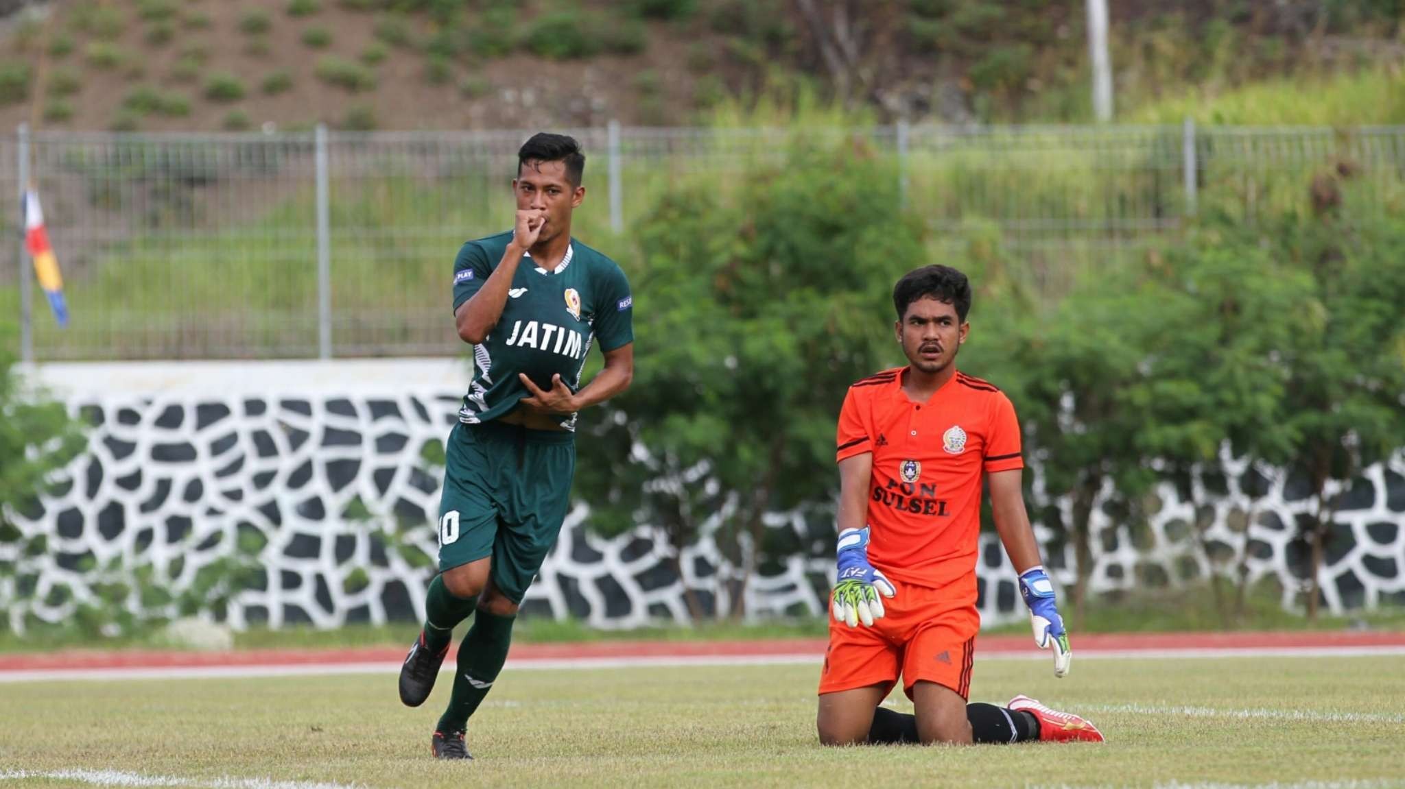 Pemain Jatim, Muhamad Faisol Yunus melakukan selebrasi usai menjebol gawang Sulsel di Stadion Mahacandra Universitas Cendrawasih, Jayapura, Senin 27 September 2021. (Foto: KONI Jatim)