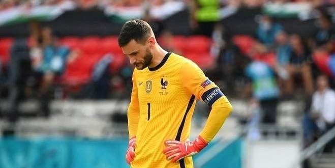 Hugo Lloris tidak bisa menyembunyikan kekecewaannya saat Tottenham dibantai 1-3 oleh Arsenal. (Foto: Twitter/@LlorisOfficel)