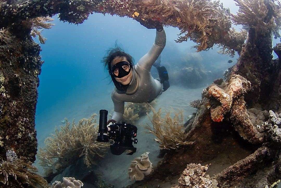 Dikta, vokalis grup musik Yovie & Nuno, melakukan olahraga freediving tanpa alat bantu pernapasan. (Foto: Instagram)