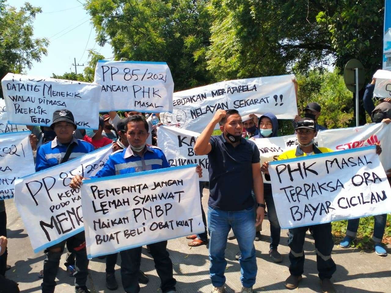 Pengusaha dan nelayan  berdemonstrasi di Pelabuhan Perikanan Pantai (PPP) Mayangan, Kota Probolinggo. (Foto: Ikhsan Mahmudi/Ngopibareng.id)