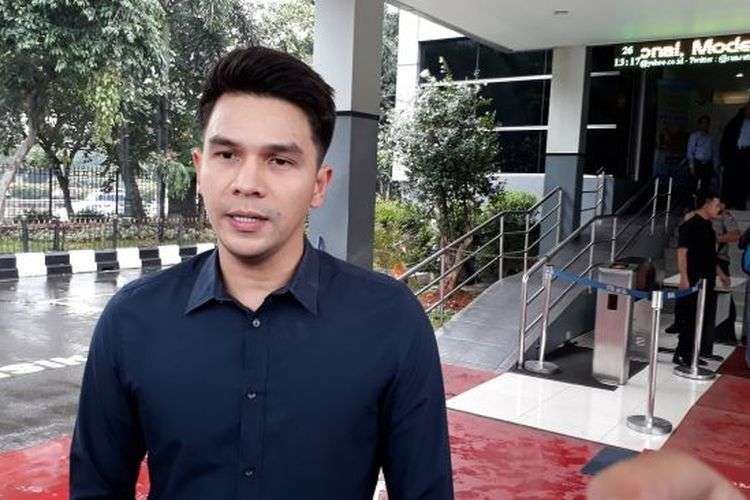 Aktor Jonathan Frizzy menjalani pemeriksaan atas laporan istrinya, Dhena Devanka terkait KDRT. (Foto: Istimewa)