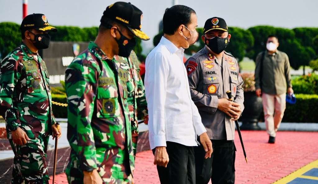 Presiden Joko Widodo saat meninggalkan Pangkalan TNI AU Halim Perdana Kusuma Jakarta (foto:: Setpres)a