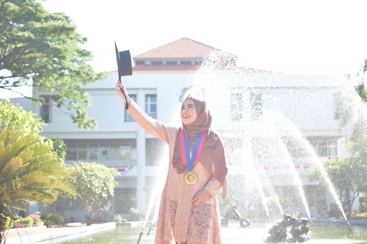 Diva Kurnianingtyas dari Departemen Teknik Sistem dan Industri Institut Teknologi Sepuluh Nopember (ITS) berhasil menyandang predikat sebagai wisudawan doktor termuda di usia 24 tahun 9 bulan. (Foto: Dok. Pribadi)