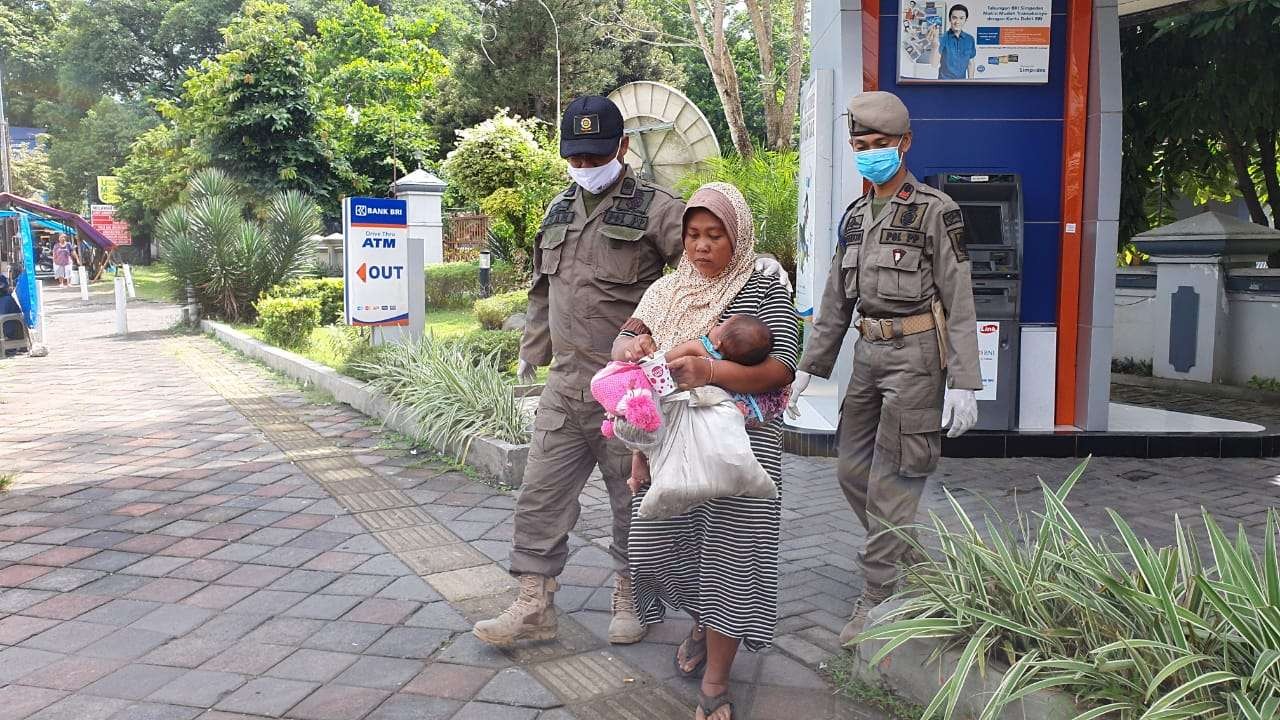 Satpol PP membawa pengemis yang biasa mangkal di ATM drive thru depan kampus Unej (Foto: Istimewa)