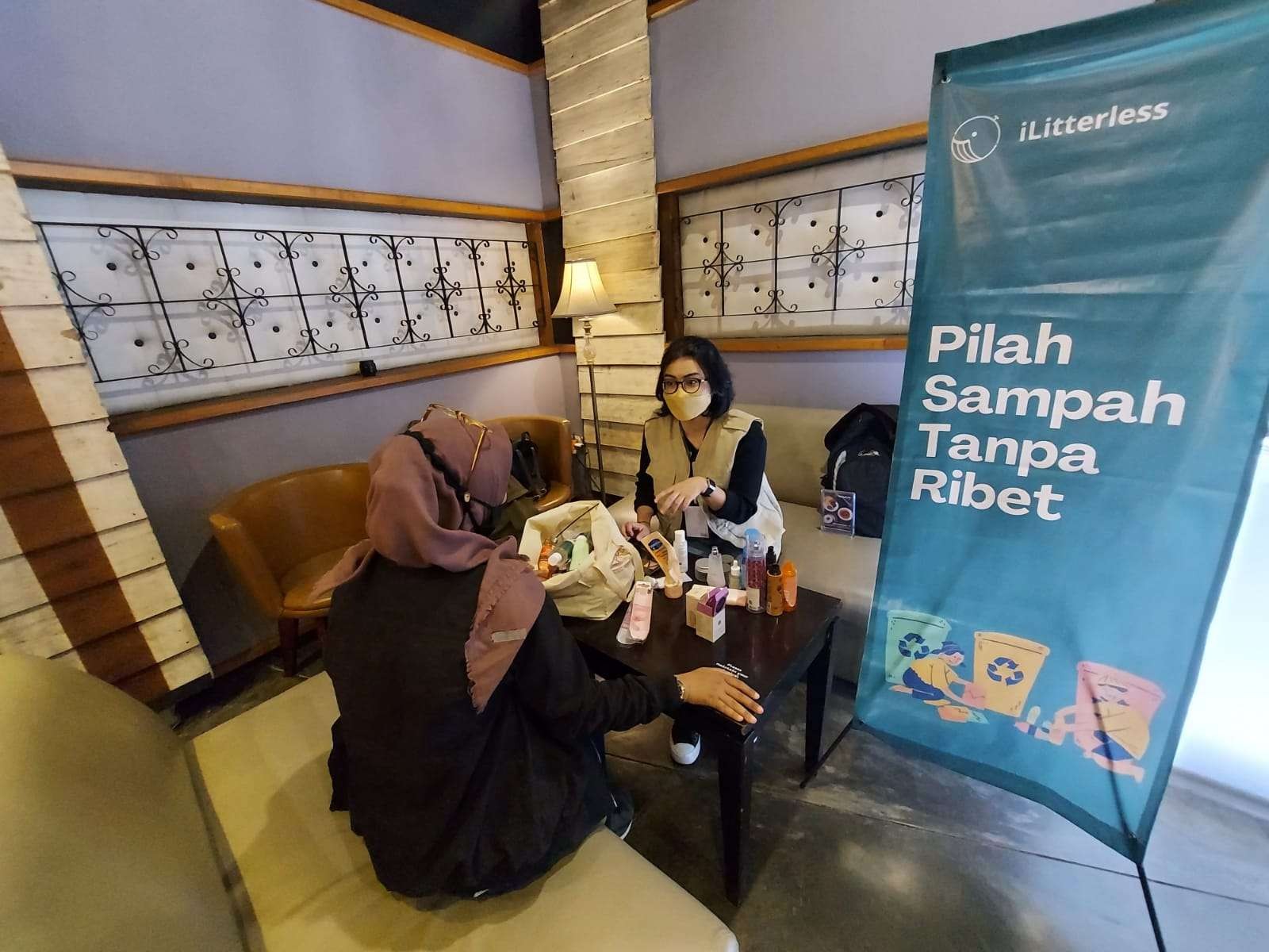 Salah satu warga yang menukarkan sampah miliknya di Vosco Coffe, Kota Malang (Foto: Lalu Theo/ngopibareng.id)