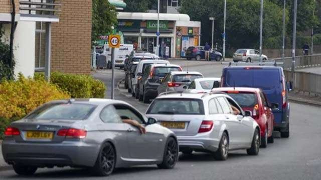 Antrean panjang kendaraan untuk mengisi BBM di salah satu SPBU di pinggiran London, Inggris. Akibat tidak adanya pasokan BBM ke SPBU di seluruh Inggris, harga jadi melonjak Rp 28 ribu/liter. (Foto:BreakingNews.Ie)