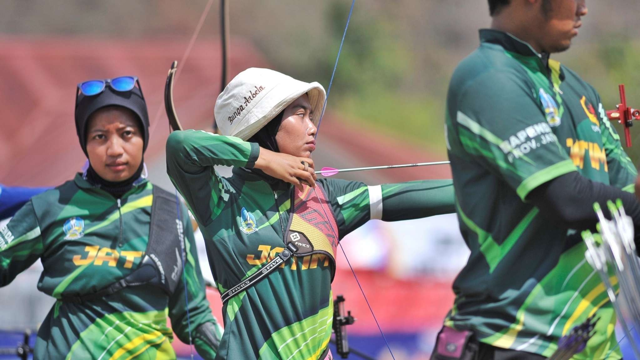 Panahan Jatim menjalani adaptasi di Arena Panahan Komplek Kampung Harapan, Sentani Timur, Kabupaten Jayapura. (Foto: KONI Jatim)