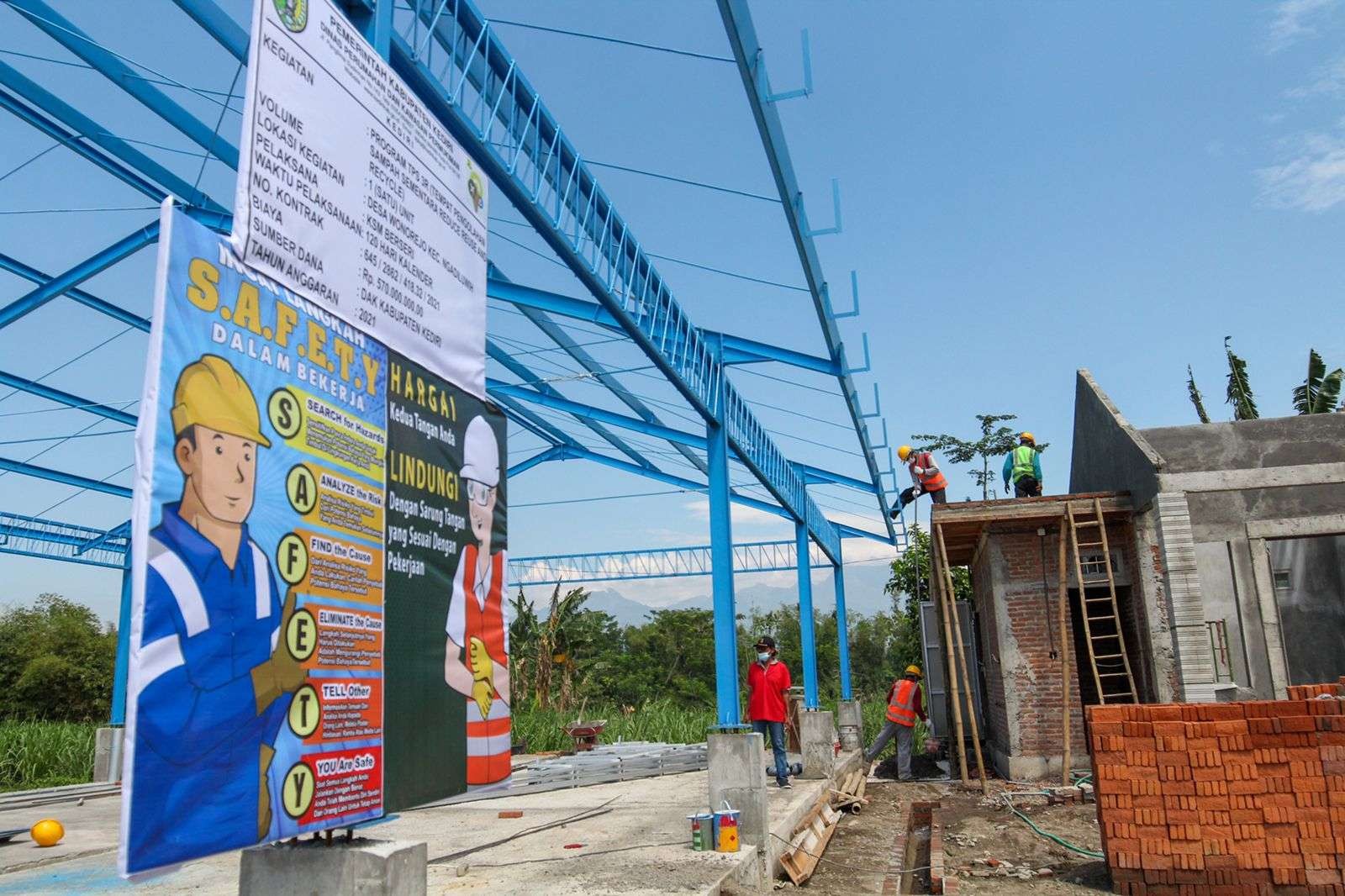 Pemerintah Kabupaten Kediri melalui Dinas Perumahan dan Permukiman (Perkim) serta Dinas Lingkungan Hidup (DLH) membangun Tempat Pengolahan Sampah Reduce, Reuse dan Recycle (TPS3R) di lima titik. (Foto: Istimewa)