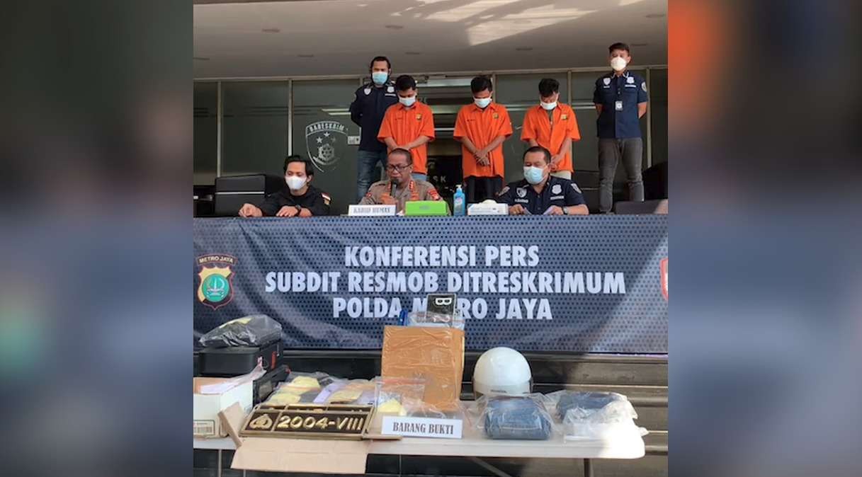 Tim gabungan Polda Metro Jaya dan Polres Metro Tangerang Kota membekuk tiga pelaku penembakan Ustadz Alex. (Foto: Instagram @poldametrojaya)