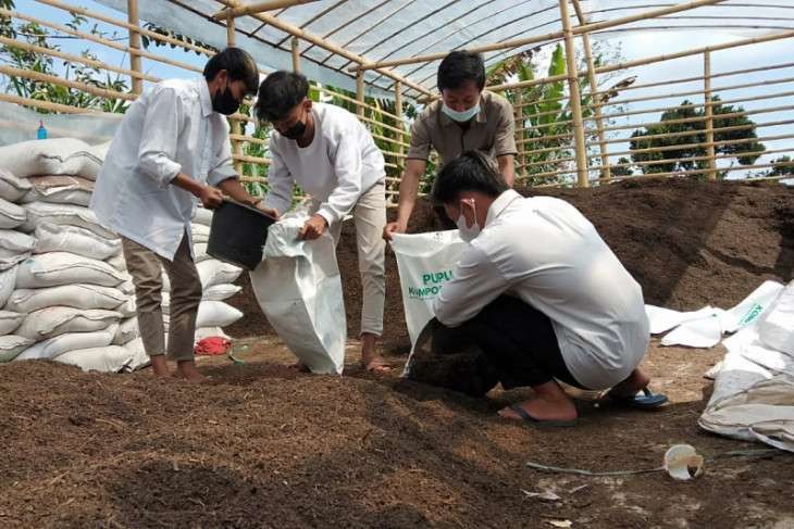 Siswa mengolah pupuk kompos dari kotoran sapi saat praktik lapangan di SMK 1 Pemda Ponorogo, Senin, 27 September 2021. (Foto: Antara/HO - Catur)