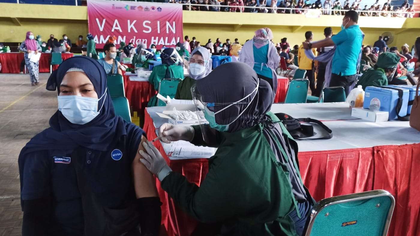 Salah seorang warga Banyuwangi menerima suntikan vaksin Covid-19. (Foto: Muh Hujaini/Ngopibareng.id)