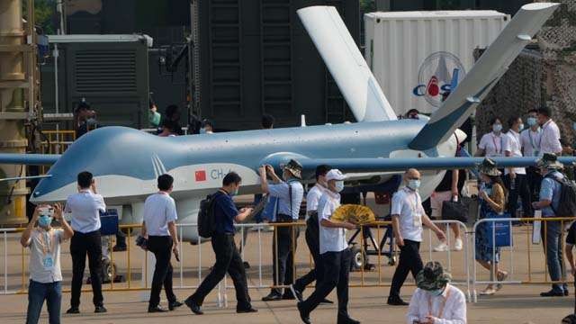 Para pengunjung berjalan melewati drone CH-4 buatan China selama Airshow China 2021. (Foto: AP Photo/Al Jazeera)