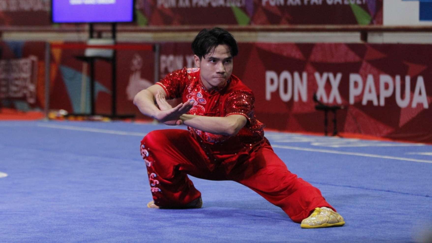 Atlet Wushu Jatim, Seraf Nano Siregar menyumbang satu perak PON Papua di nomor chang quan putra di GOR Futsal Dispora, Merauke, Rabu 29 September 2021. (Foto: Fariz Yarbo/Ngopibareng.id)