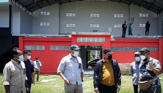 Presiden Madura United, Achsanul Qosasi, ketika mendatangi pembangunan training ground Stadion R Soenarto Pamekasan. (Foto: Istimewa)