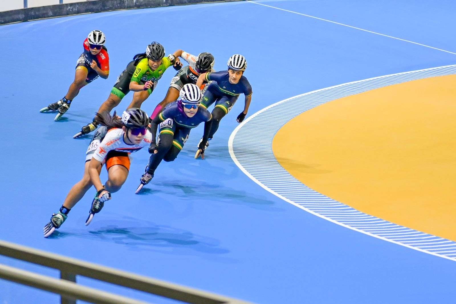 Atlet Sepatu Roda Jatim (biru) saat mengikuti PON Papua di Klemen Tinal Roller Sport Stadium, Jayapura, Rabu 29 September 2021. (Foto: KONI Jatim)