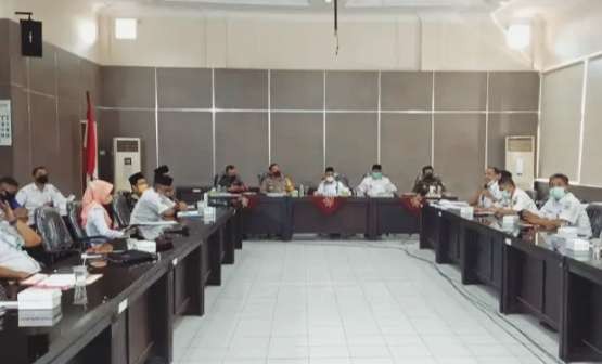 Satgas Covid-19 Bondowoso rakor percepatan dan peningkatan capaian vaksinasi dengan 23 camat di  ruang Sabha Bina 1 Kantor Pemkab setempat. (foto: istimeea).